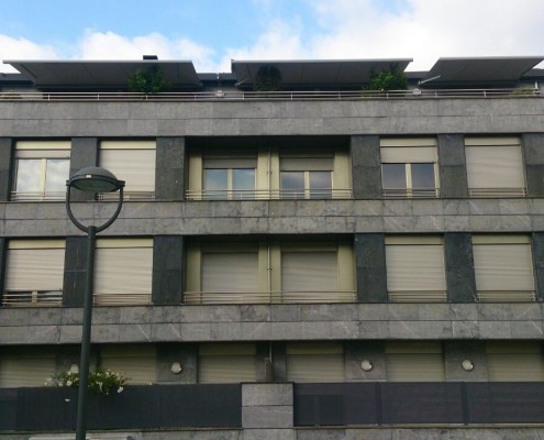 Instalación de 7 toldos cofre motorizados en las terrazas de los áticos de un edificio en Azpeitia