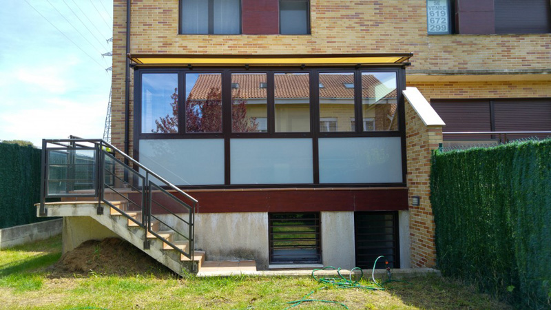 Instalación de un toldo veranda de gran superficie en una vivienda particular