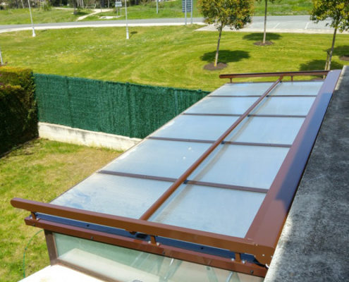 Instalación de un toldo veranda de gran superficie en una vivienda particular