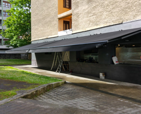 Instalación de toldos monobloc para la terraza de un negocio de hostelería de Tolosa.
